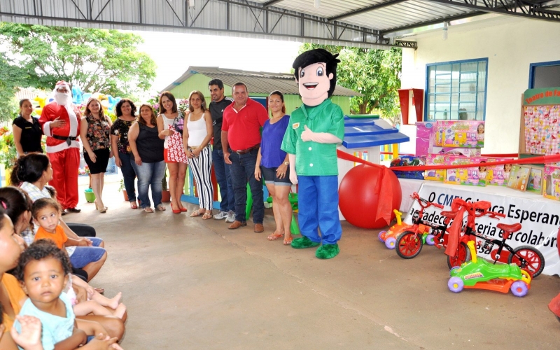 Amafil doa brinquedos ao CMEI Criança Esperança