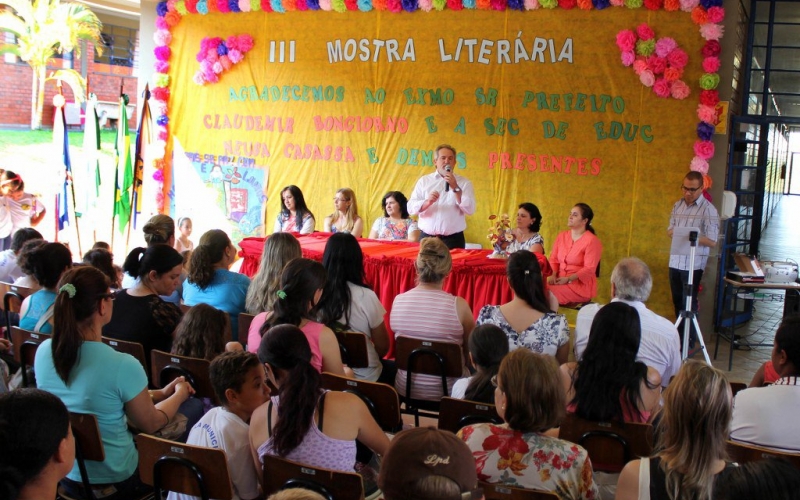 Escola Castro Alves promove mostra literária