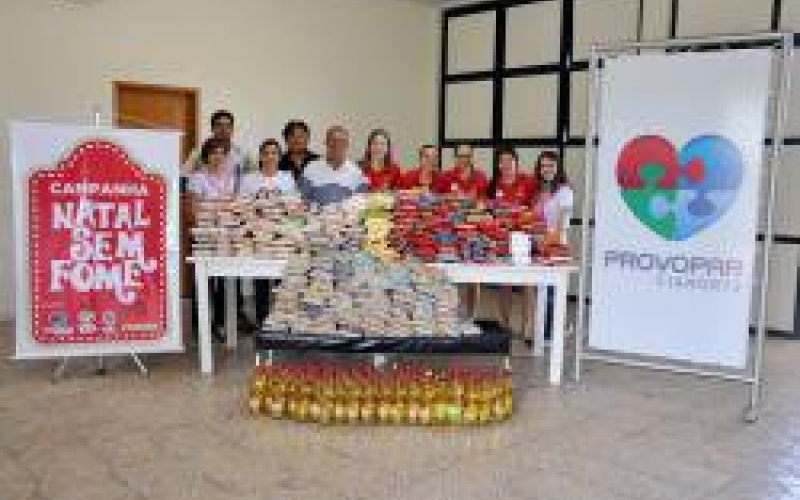 Café Futsal Feminino entrega alimentos ao Provopar