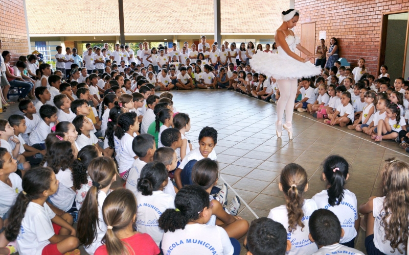Voluntária leva aulas de balé à Escola Castro Alves
