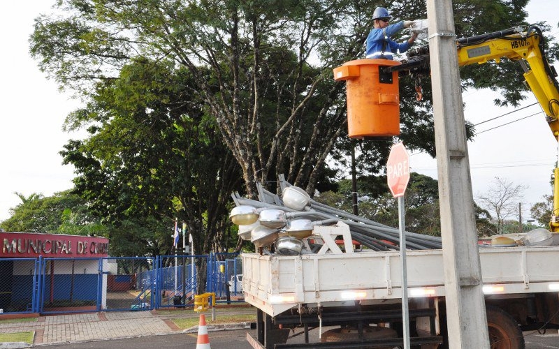 Serviços de rebaixamento da iluminação pública chegam a região do Centro Cívico
