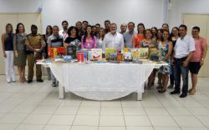 Itaú Social doa livros a Secretaria Municipal de Educação