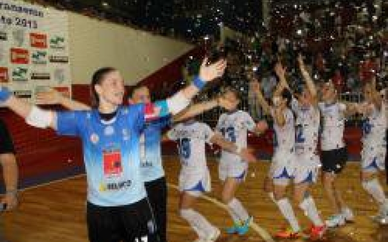 Com casa cheia CAFE sagra-se campeão Paranaense no Futsal Feminino