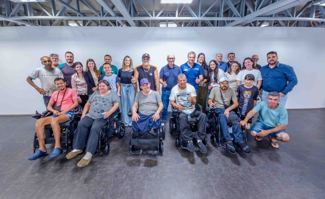 Entrega de cadeiras motorizadas garante autonomia a pacientes de Cianorte 