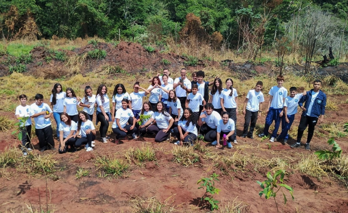 Alunos do Colégio Estadual Cívico-militar Dom Bosco participam de plantio de árvores