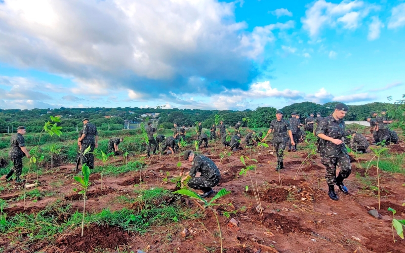 Tiro de Guerra de Cianorte participa de plantio de mudas em área de recuperação ambiental