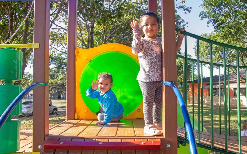Cinco escolas e CMEIs de Cianorte recebem parques infantis