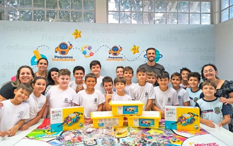 Escolas municipais Jorge Moreira e Castro Alves recebem kits de robótica