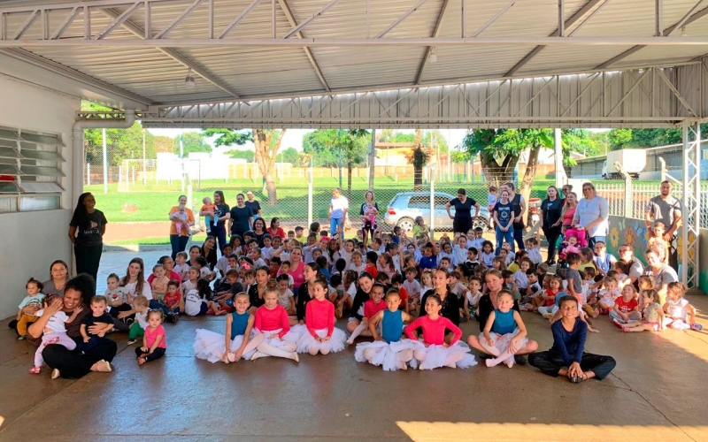 CMEI Pequeno Príncipe celebra o mês do trabalhador com música e dança 