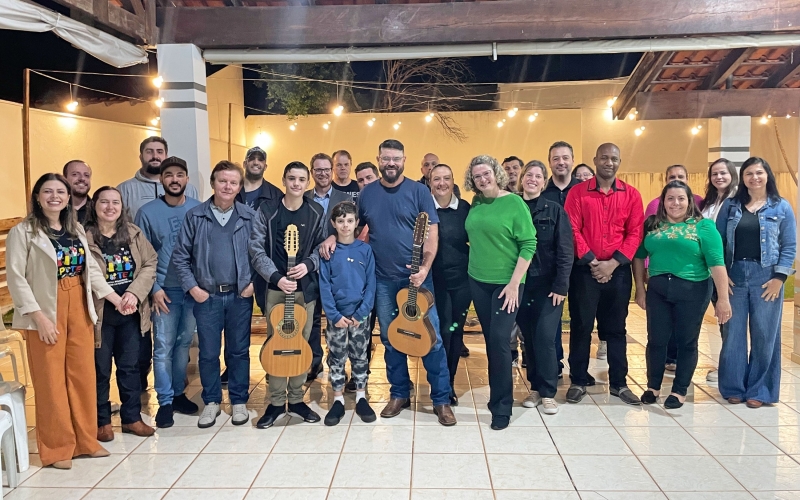 Luau homenageia pais de alunos autistas