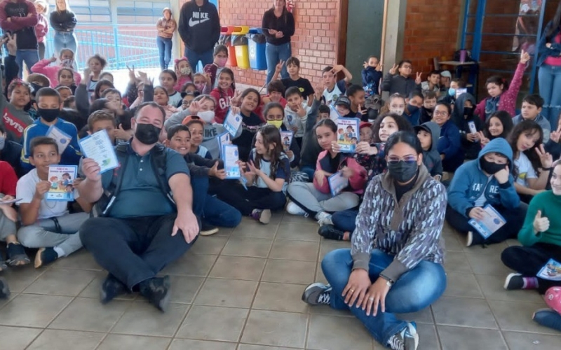 Alunos da Rede Municipal de Ensino recebem orientações sobre cuidados com animais