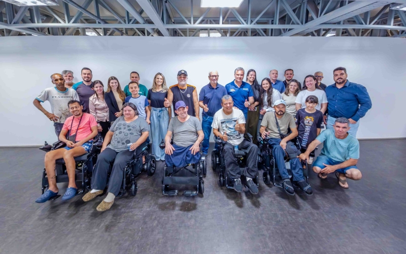 Entrega de cadeiras motorizadas garante autonomia a pacientes de Cianorte 