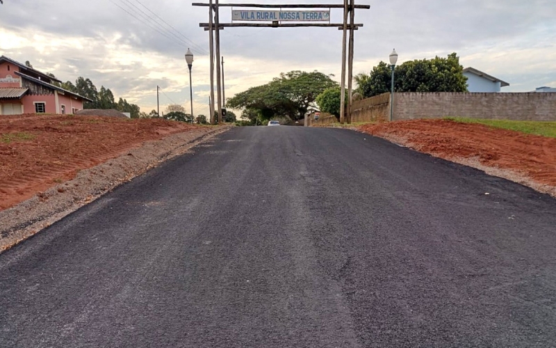Prefeitura pavimenta acesso e via principal da Vila Rural Nossa Terra