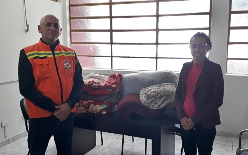 Defesa Civil entrega mantas para atender pessoas em situação de vulnerabilidade