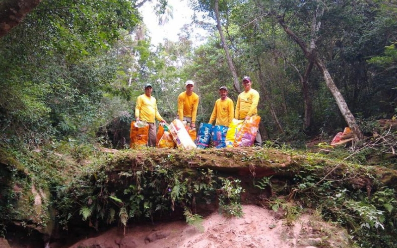 Ação no Rio Fantasminha retira 4.500 litros de lixo