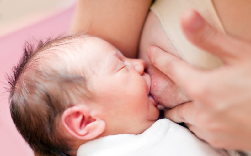 Profissionais da saúde abordam benefícios do aleitamento materno em live