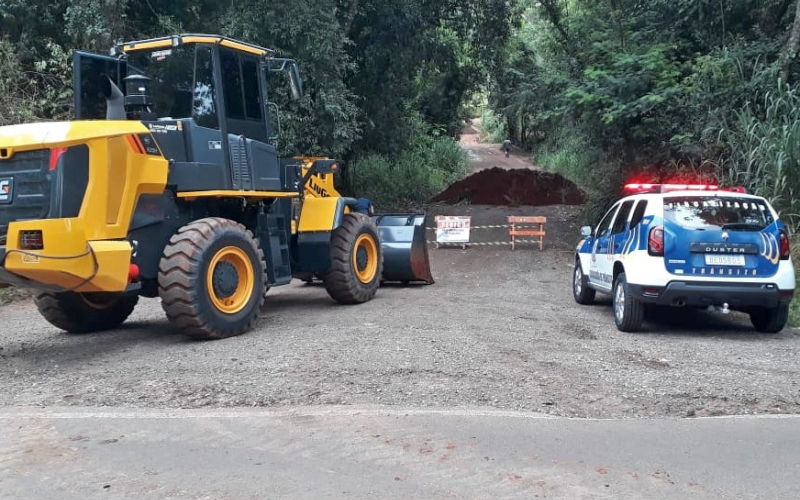 Prefeitura reforça bloqueio de ponte na Estrada Quilombo
