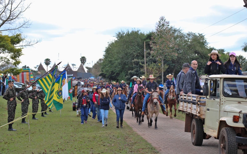 Domingo é marcado por Cavalgada, almoço e show com Mayck e Lyan 