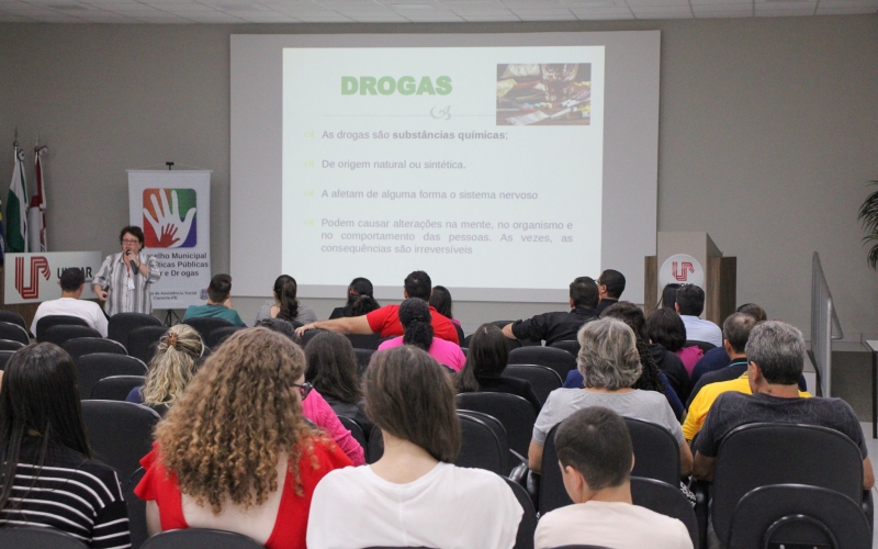 Palestra de combate ao uso de drogas reúne pais de alunos das redes municipal e estadual 