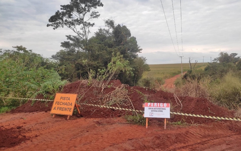 Cianorte e Araruna interditam ponte entre estradas rurais Jaquara e Jaguaruba