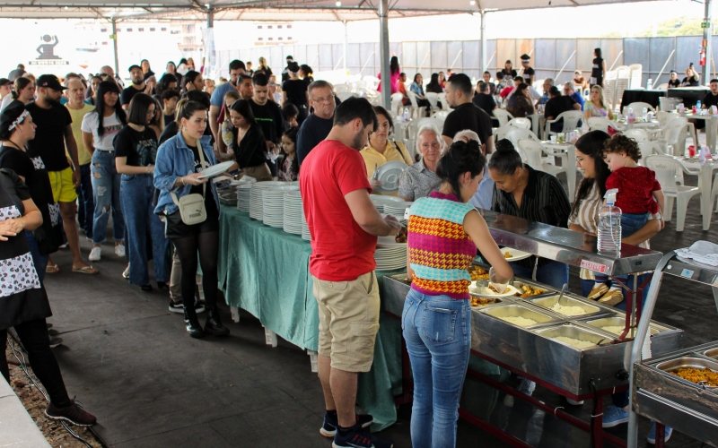 Festival Gastronômico promove a solidariedade com a venda de pratos típicos