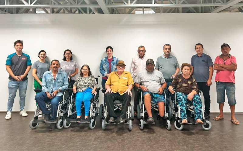 Secretaria Municipal de Saúde entrega cadeiras de rodas motorizadas a cinco pacientes