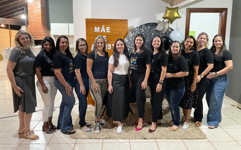 Luau para mães marca encerramento do Abril Azul