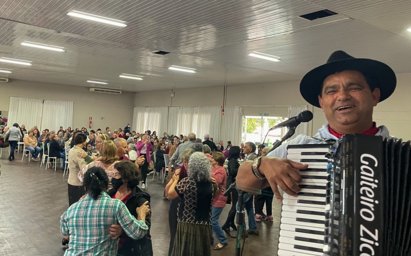 Idosos do Juventude Acumulada participam de Baile da Cinderela