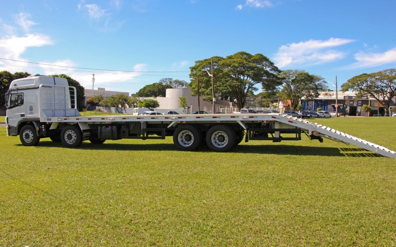 Prefeitura adquire caminhão para transporte de máquinas pesadas aos distritos