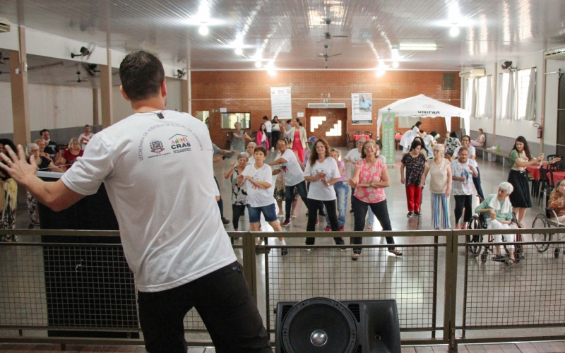 Tarde dos Idosos oferece serviços e diversão para a terceira idade