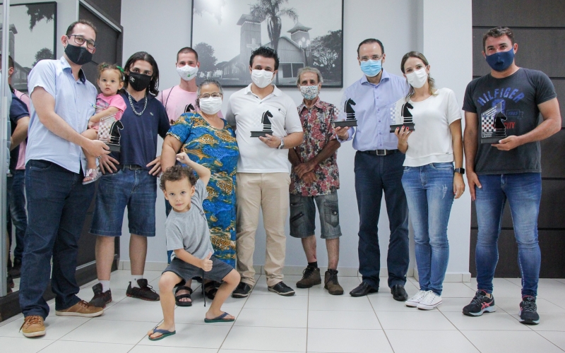 Vencedores do Campeonato Municipal Suíço de Xadrez recebem premiação