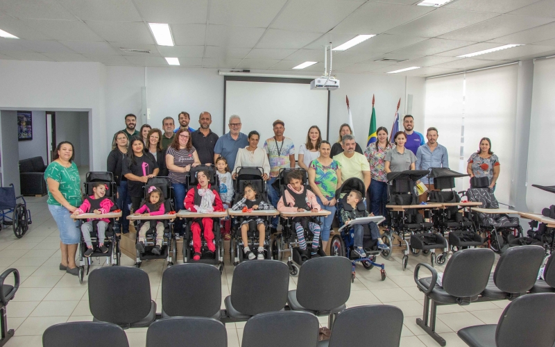 Alunos da APAE recebem cadeiras de rodas adaptadas