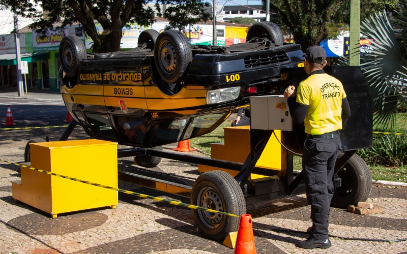 Diretran promove ação com simulador de capotamento