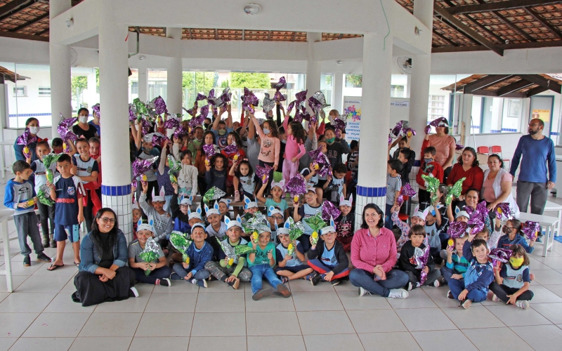 Prefeitura entrega ovos de Páscoa aos alunos da rede municipal 