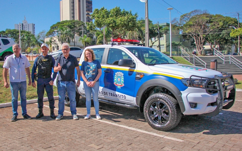Prefeitura entrega nova viatura para a Diretran