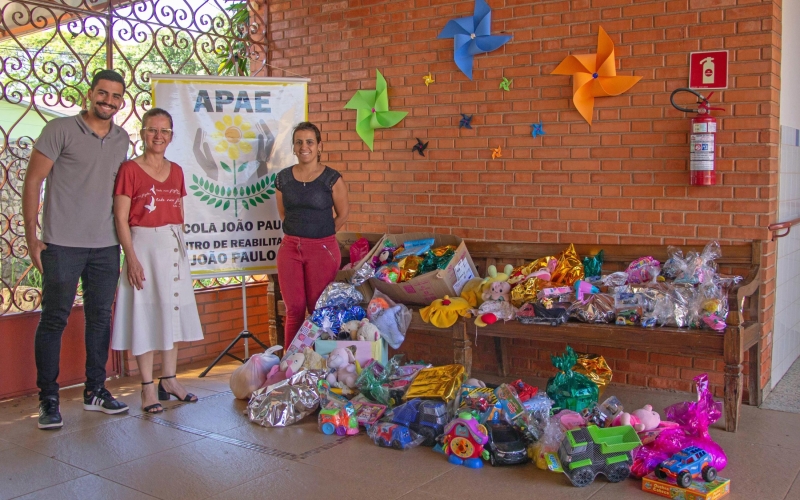 Campanha Árvore Solidária entrega brinquedos para APAE