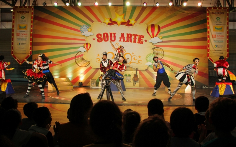 Espetáculo “Palhaços Cantores” encerra programação alusiva ao mês da árvore