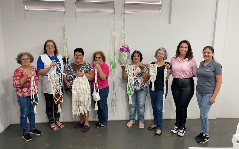 Mulheres concluem curso Técnicas de Macramê