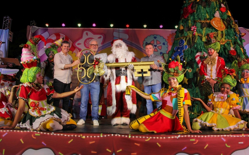 Chegada do Papai Noel reúne milhares de pessoas em Cianorte