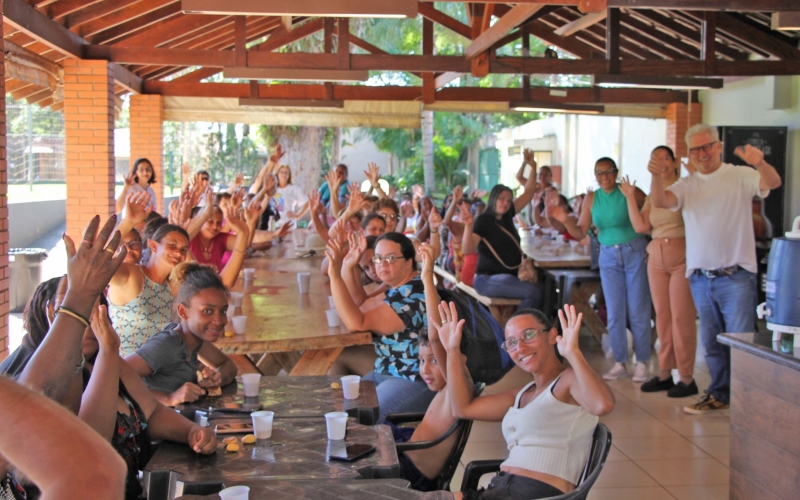 Pessoas idosas atendidas pela Assistência Social participam de confraternização