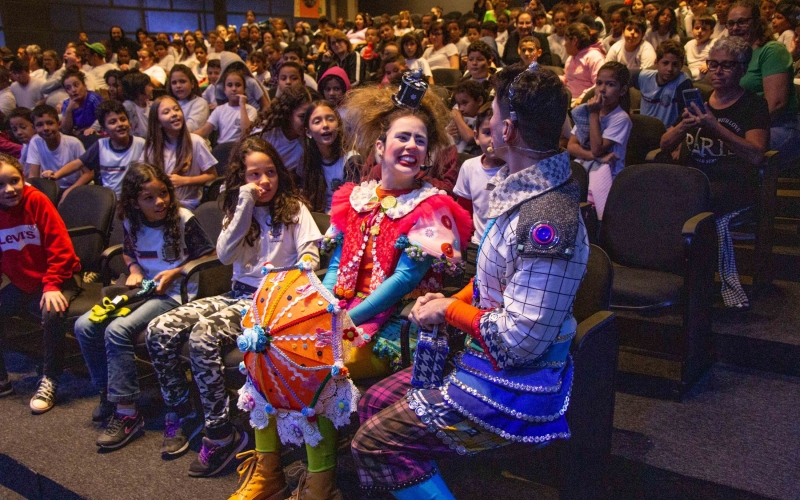 Espetáculo “Encontro de gigantes” leva cultura a alunos de Cianorte