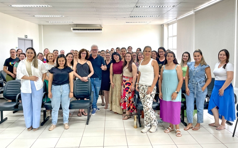 Diretoras das escolas municipais e CMEIs recebem homenagens