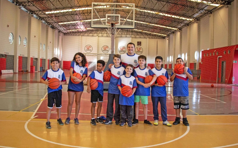 Escolinhas esportivas recebem uniformes de treinamento