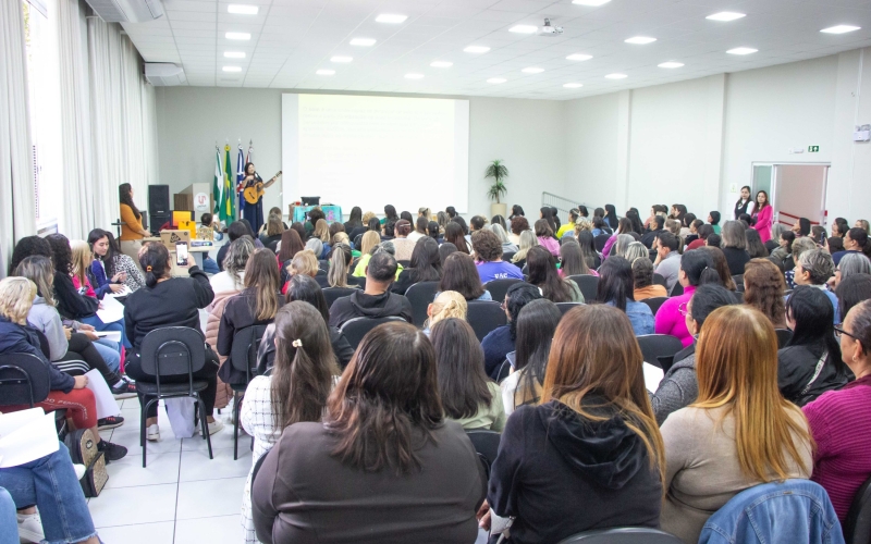 Profissionais da educação participam de dia de estudo e planejamento