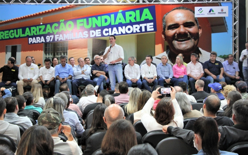 Governador entrega títulos de regularização fundiária a 97 famílias de Cianorte