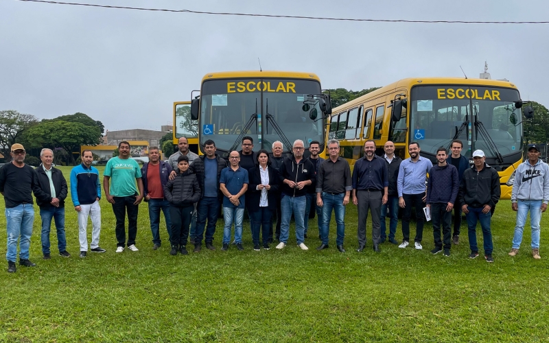 Secretaria de Educação recebe dois ônibus para o transporte escolar