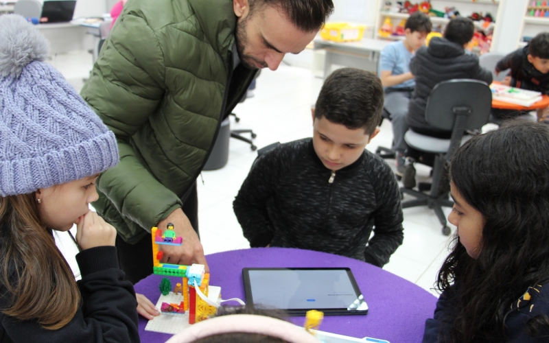 Tem início as aulas do projeto-piloto de robótica