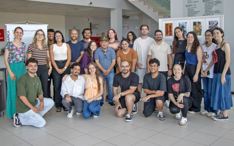 Prefeitura recebe mostra fotográfica “Entre flores e lentes” do curso de Design da UEM