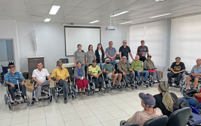 Prefeitura de Cianorte entrega 11 cadeiras de rodas motorizadas