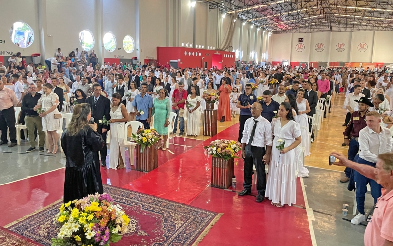 Casamento coletivo oficializa a união de 136 casais